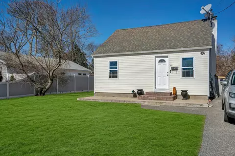 33 Lombardy Dr, Shirley, NY 11967