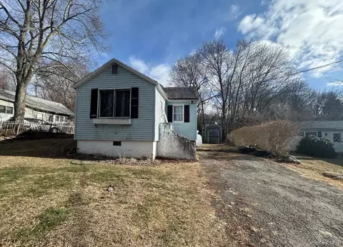 18 Geneva Dr, Carmel, NY 10512