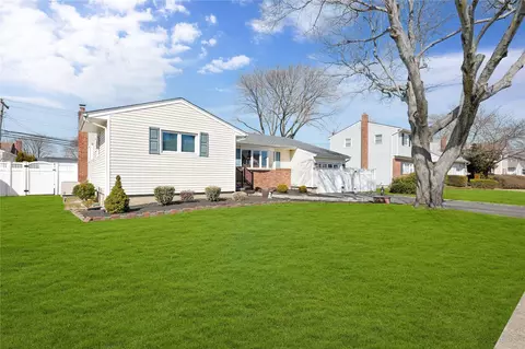 21 Daniel Dr, South Farmingdale, NY 11735