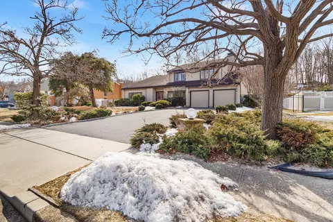 51 Timber Ridge Dr, Commack, NY 11725