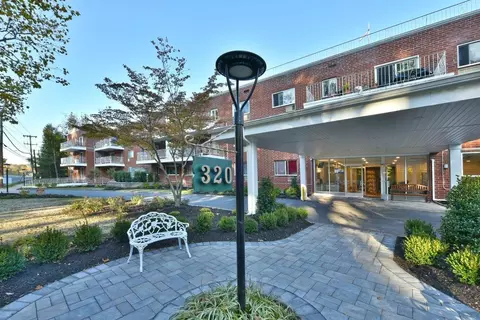 320 E Shore Rd #25A, North Hempstead, NY 11023