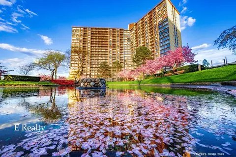2 Bayclub Dr #8S, Bayside, NY 11360