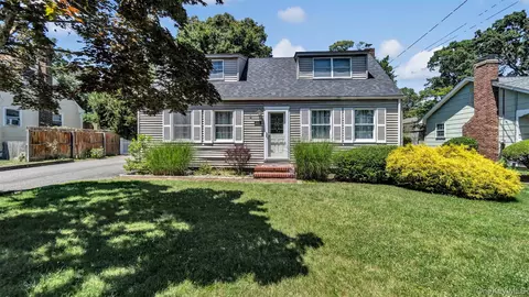5225 Peconic Bay Blvd, Laurel, NY 11948