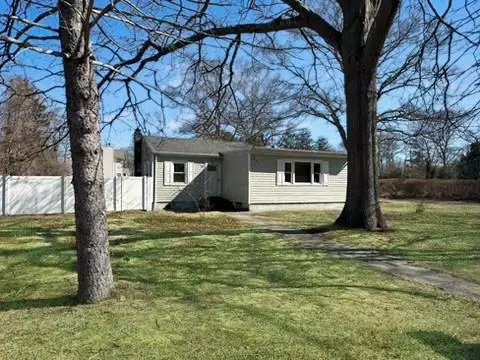90 Revilo Ave, Shirley, NY 11967