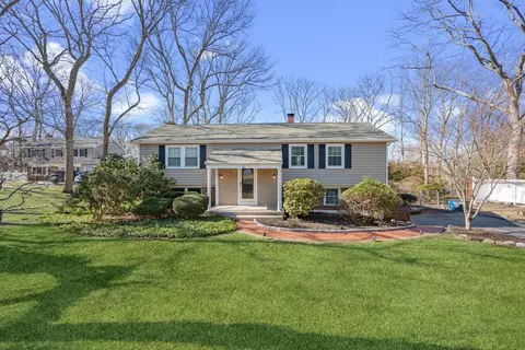 6 Hollow Ct, Setauket, NY 11733