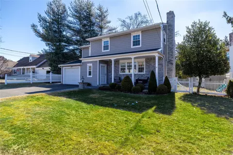 20 Shellbank Pl, Rockville Centre, NY 11570