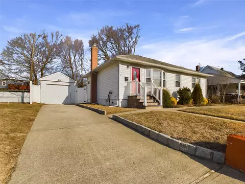 37 Tremont Rd, Lindenhurst, NY 11757