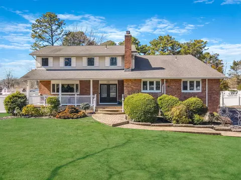 83 Old Brook Rd, Dix Hills, NY 11746