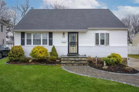 27 Rhodes Dr, North Hempstead, NY 11040