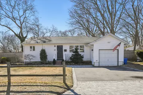 35 Pueblo Ct, Sayville, NY 11782