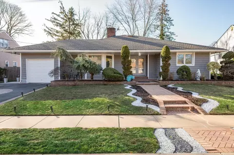 17 Willowbrook Ln, Freeport, NY 11520