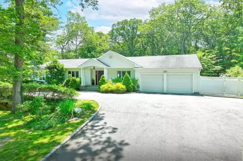 4 Hunting Hill Dr, Dix Hills, NY 11746