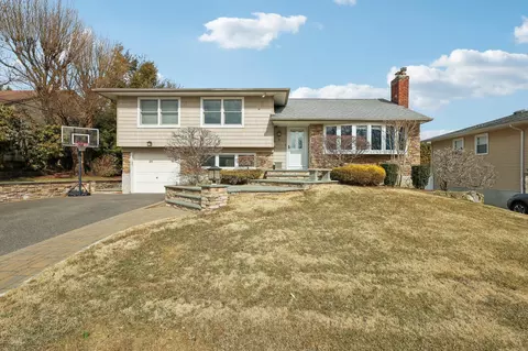 15 Farragut Rd, Old Bethpage, NY 11804