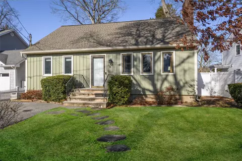 83 Rutgers Ln, Huntington, NY 11743