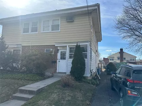 71-48 166 St, New York, NY 11365