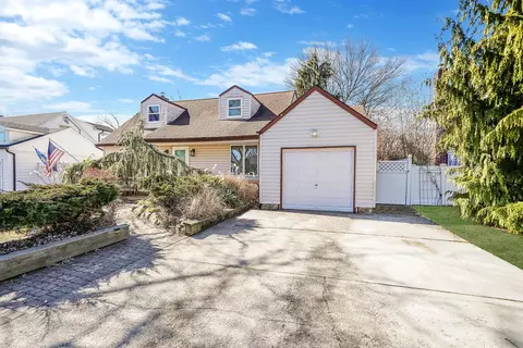 22 Jean Dr, Babylon, NY 11703
