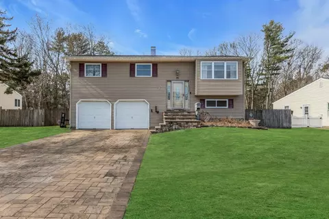 18 Cinque Ln, Bayport, NY 11705