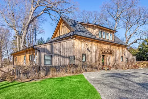 2 Charlemagne Rd, Huntington, NY 11743