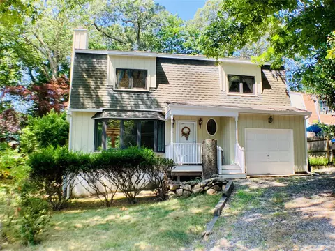5 Oak Ln, Wading River, NY 11792