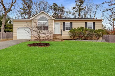 51 Panamoka Trl, Ridge, NY 11961