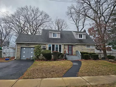 3 Cedar Pl, Massapequa Park, NY 11762
