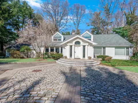 7 Hewlett Dr, North Hempstead, NY 11568