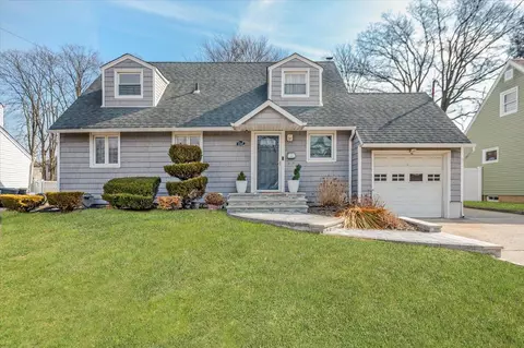 1747 Meadowbrook Rd, Merrick, NY 11566