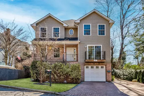 47 14th St, Locust Valley, NY 11560