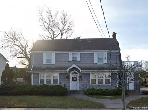 46 Conklin St, Farmingdale, NY 11735