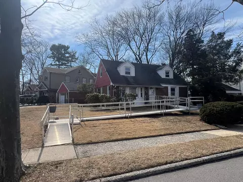 827 Catalpa Dr, Franklin Square, NY 11010