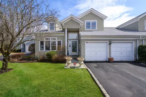 42 Fieldstone Ln, Oyster Bay, NY 11771