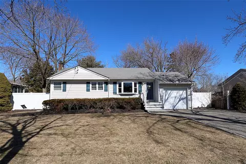 11 Gedney Ave, Smithtown, NY 11787
