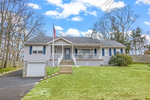 8 Rolling Woods Ln, Hampton Bays, NY 11946