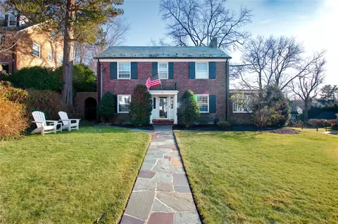 208 Nassau Ave, North Hempstead, NY 11030