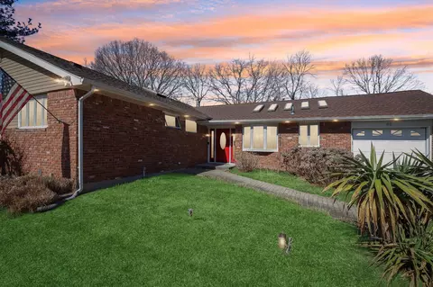 61 Scholar Ln, Commack, NY 11725