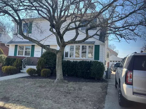525 Lakeville Rd, North Hempstead, NY 11040