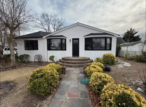 22 10th St, Ronkonkoma, NY 11779