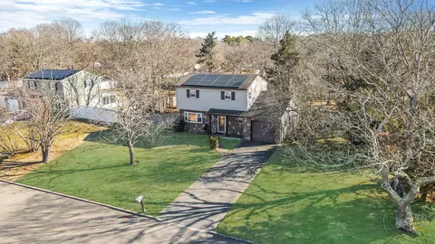 17 Susan Dr, Bellport, NY 11713