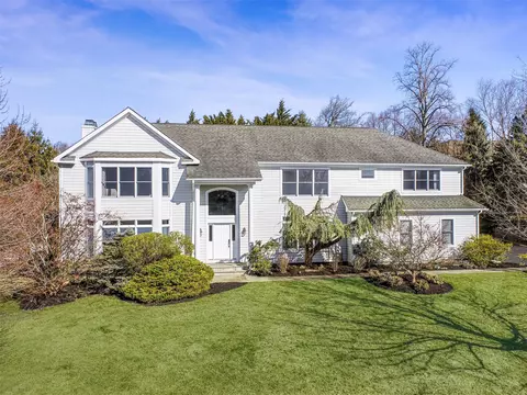 7 Red Roof Dr, Rye Brook, NY 10573