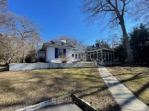 2 Crescent Rd, Port Jefferson, NY 11777