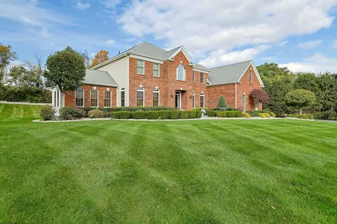 30 Frost Hill Rd, Pleasant Valley, NY 12569