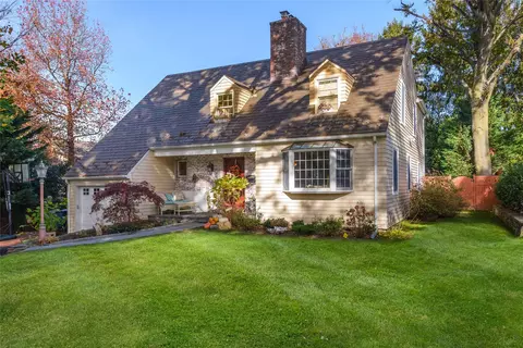 3 Winthrop Rd, North Hempstead, NY 11050
