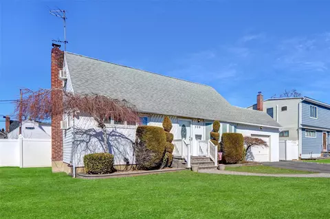 369 N Idaho Ave, Massapequa, NY 11758