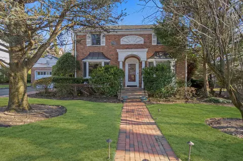 32 Cedar Dr, North Hempstead, NY 11021