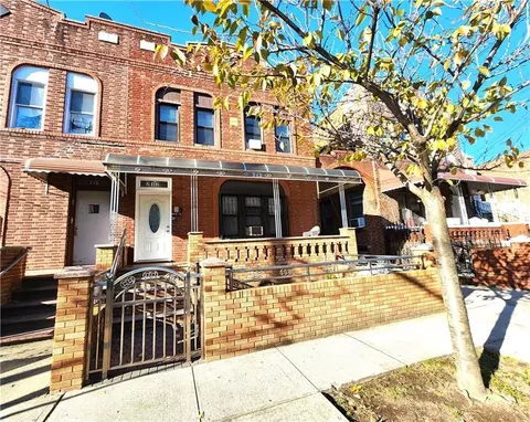 212 E 52nd St, New York, NY 10022