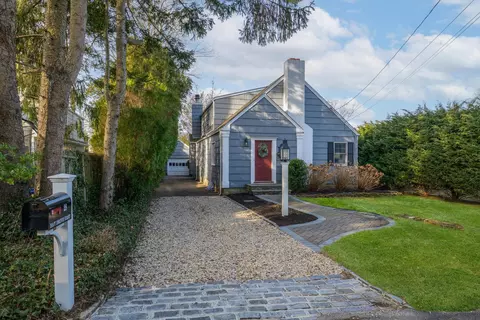 28 Bay Dr E, Huntington, NY 11743