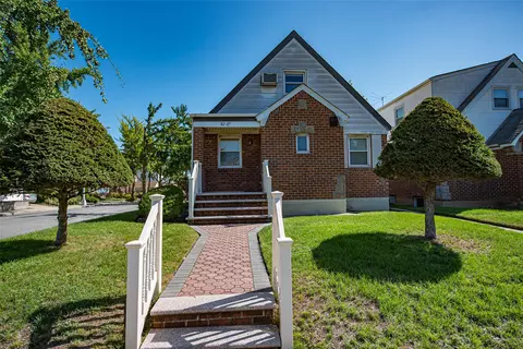 82-27 Little Neck Pkwy, Glen Oaks, NY 11004