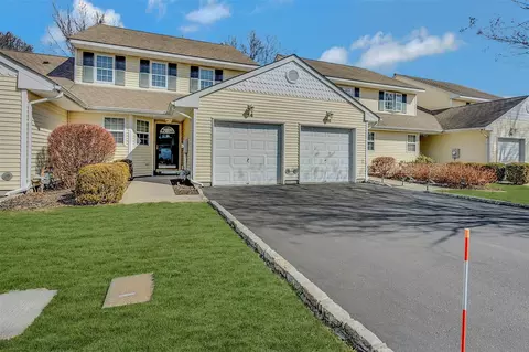 14 Blackberry Cmns #14, Riverhead, NY 11901