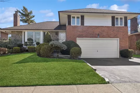 19 Bellwood Dr, North Hempstead, NY 11040