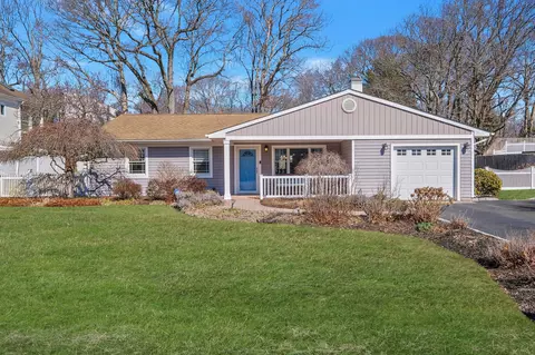 3 Hilltop Dr, Mount Sinai, NY 11766